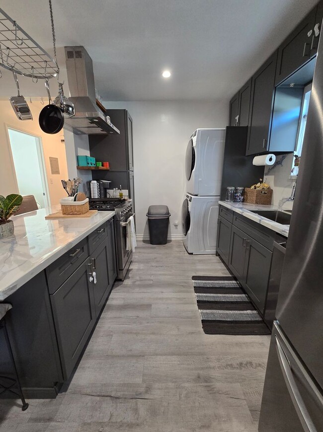 Building Photo - Fully furnished, modern ADU with fully-equipped kitchen shared garden.