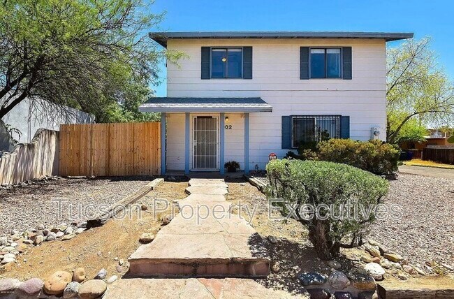 Building Photo - 902 E Elm St