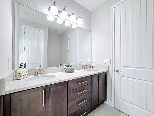 Building Photo - 8 Bedrooms 7 baths on a resort community