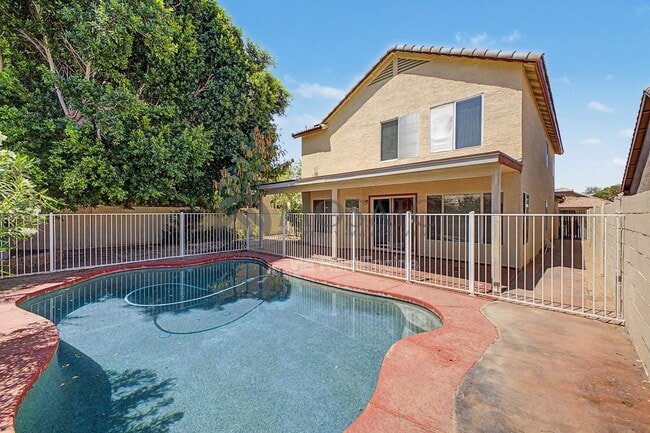 Building Photo - 820 N Granada Dr