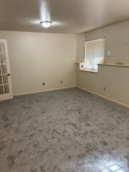 Building Photo - 927 Parker Dr