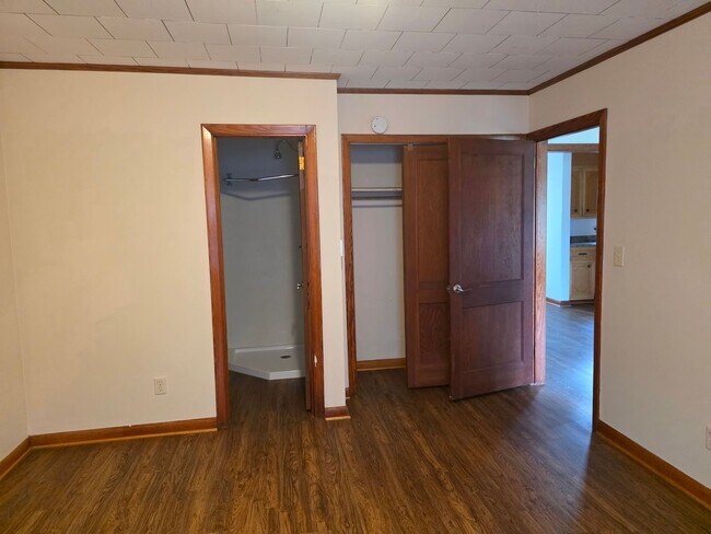 Building Photo - 3 Bedroom, 2 Bath home on a large lot with...