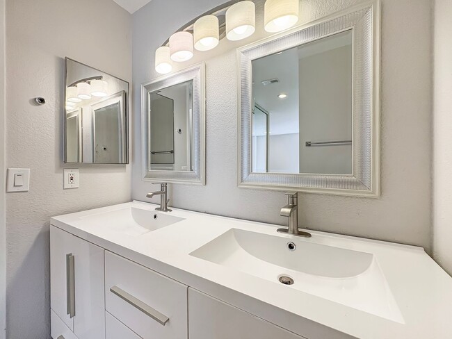 Building Photo - Beautifully updated 2 bed/2bath in the Sum...