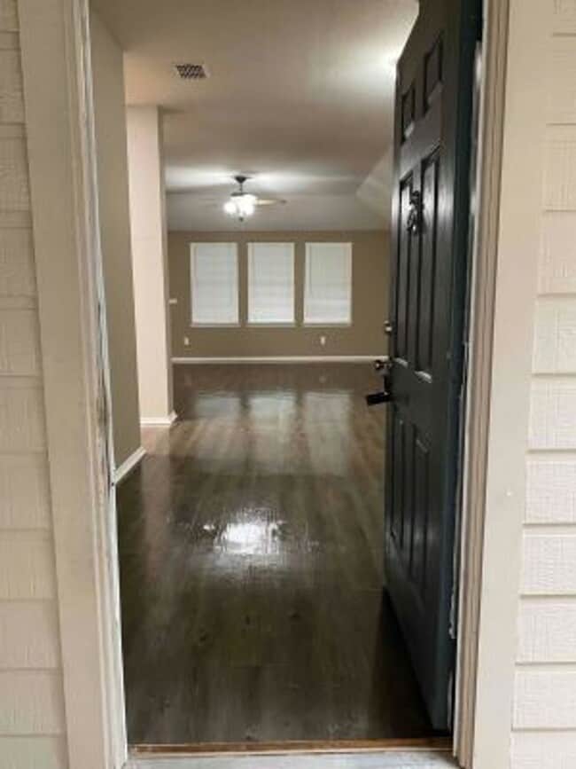 Building Photo - New flooring, ready to rent!