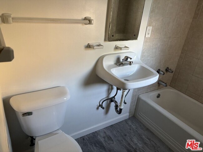 Building Photo - 130 E Hillcrest Blvd