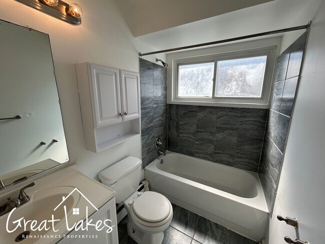 Building Photo - Stunning 3 Bedroom 1 Bathroom now availabl...