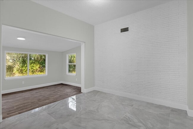 Building Photo - Fantastic 3 Bed / 2 bath Home - Section Ei...