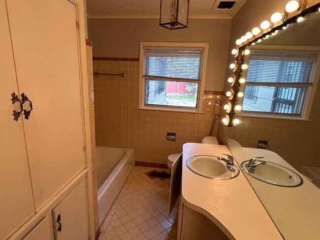 Building Photo - 5 Bedrooms Near Downtown!