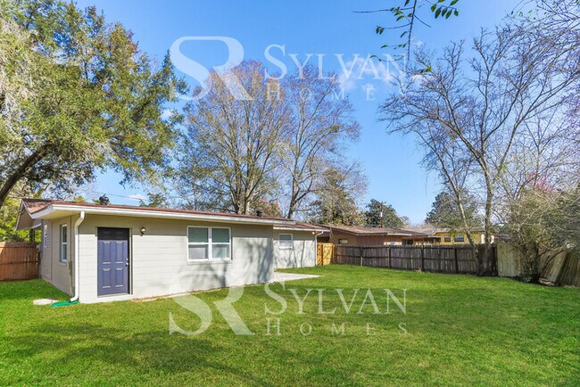 Building Photo - Feel right at home in this charming 3 bedroom, 2 bathroom home