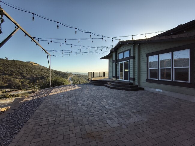 Building Photo - 2828 La Cresta Rd
