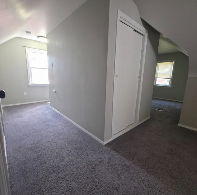 Building Photo - Single Family Home 3 beds 2 bath Available Now!