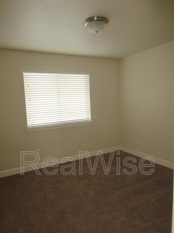 Building Photo - 3006 NE Red Oak Dr