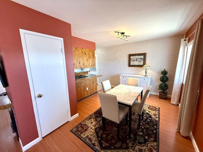 Building Photo - Furnished- Cute 2 Bedroom Home with Garage...