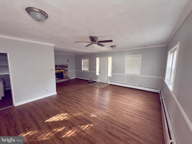 Building Photo - 422 W 6th Ave