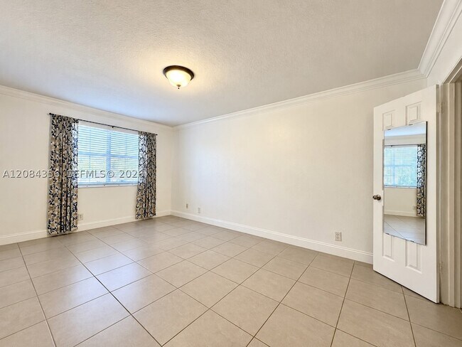 Building Photo - 13707 SW Kendale Lakes Cir