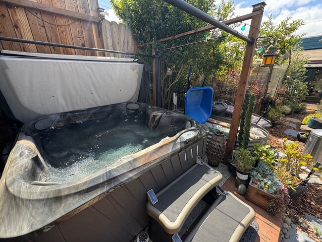 Building Photo - Remodeled 3BR/2BA Oasis with Hot Tub, Saun...
