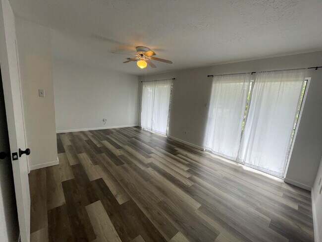 Building Photo - Enjoy living in Panorama Village and enjoy all it has to offer: 27-hole golf course, 3 city parks...