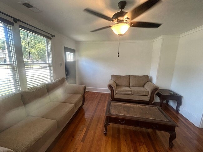 Building Photo - Charming 2-bedroom, 1-bathroom home in one of Columbia's most convenient locations!