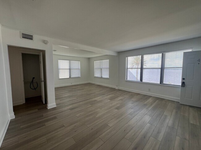 Building Photo - Beautiful renovated 1 bedroom Condo with River Views!