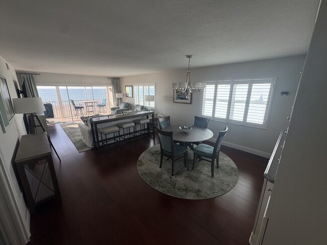 Building Photo - 333 The Esplanade N