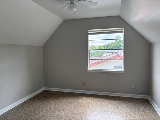Building Photo - 3-Bed, 2-Bath Apple Valley Drive