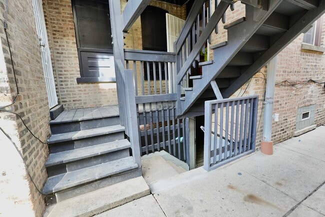 Building Photo - 6707 S Artesian Ave
