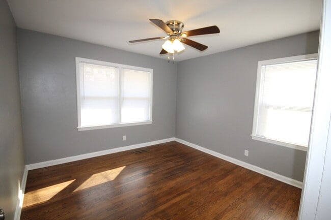 Building Photo - 305 N Moore Rd
