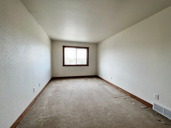 Building Photo - 3 bed, 3 bath Home in Poudre Overlook Neig...
