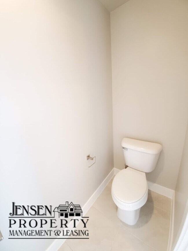 Building Photo - Red Mountain Vista Town Home, End Unit