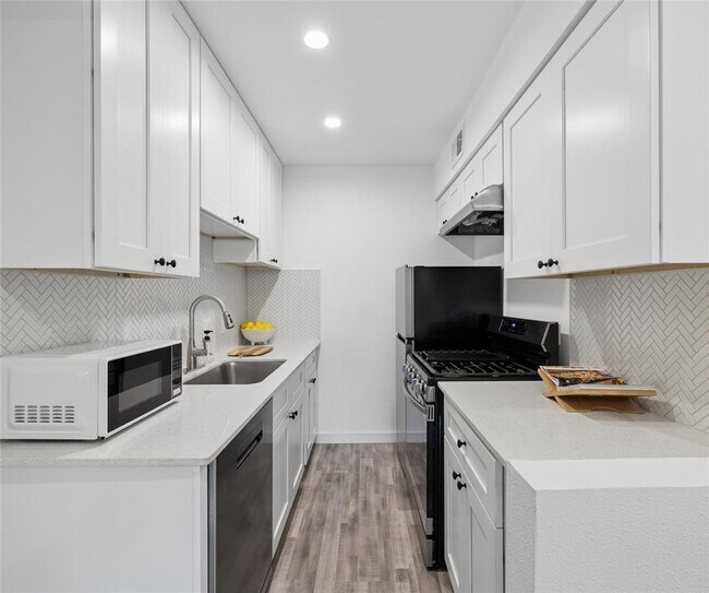 Building Photo - 5911 Sheridan Ave