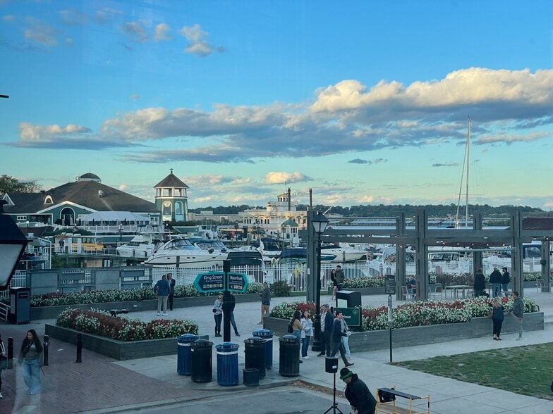 Building Photo - 306 Russell Rd