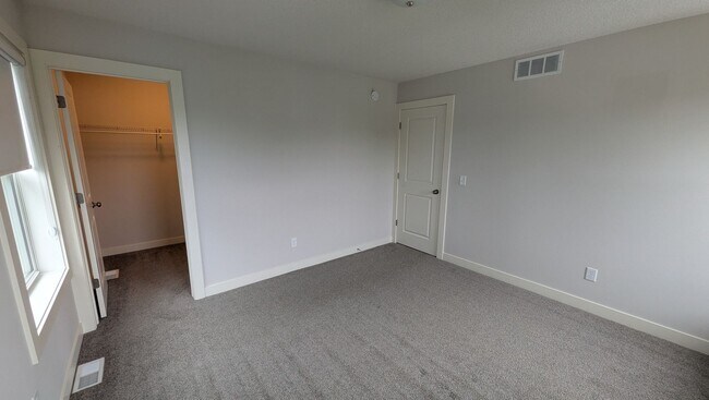 Building Photo - Amazing updated Chaska 4 bedroom home!