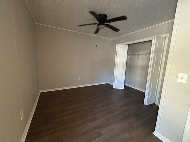 Building Photo - Apartment For Rent