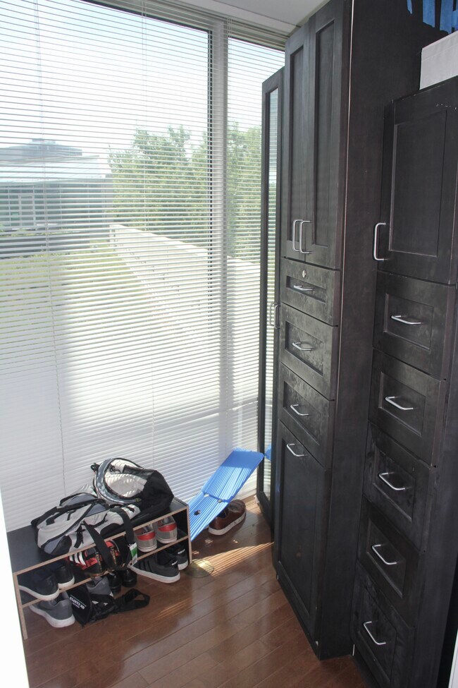 Building Photo - 1720 Maple Ave