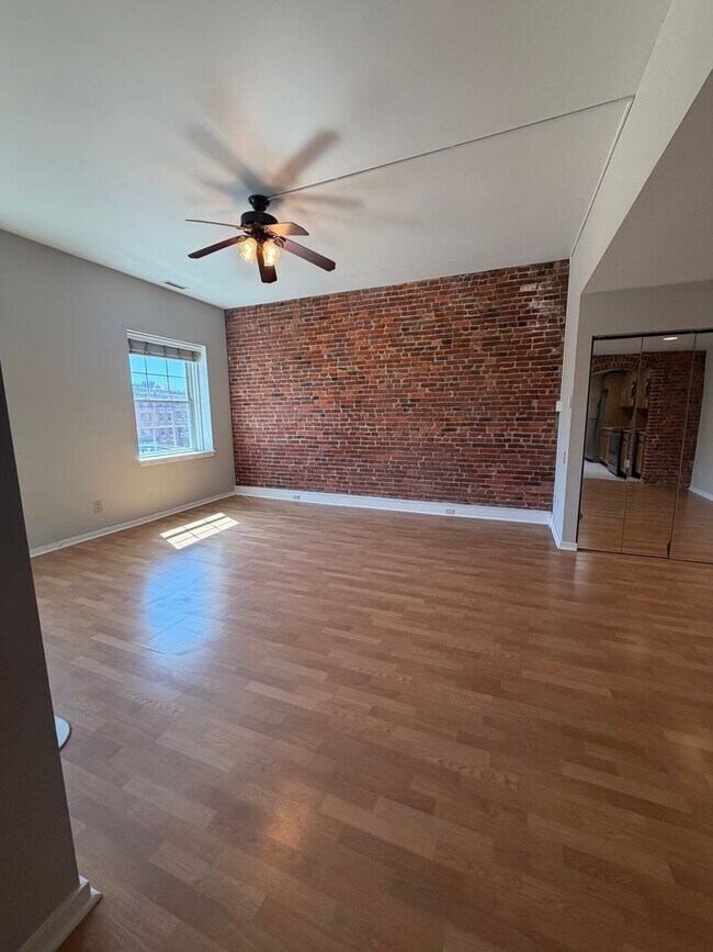 Building Photo - 102 Church St