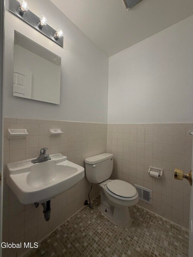 Building Photo - 5 Saybrook Dr