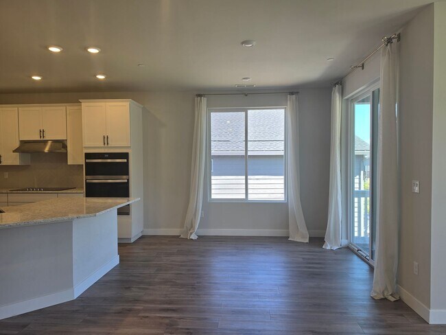 Building Photo - 3 Bedroom Plus Den Rambler in Arborwood!