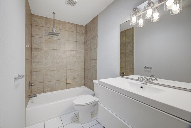 Building Photo - 424 15th St