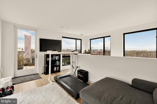 Building Photo - 1550 11th St NW