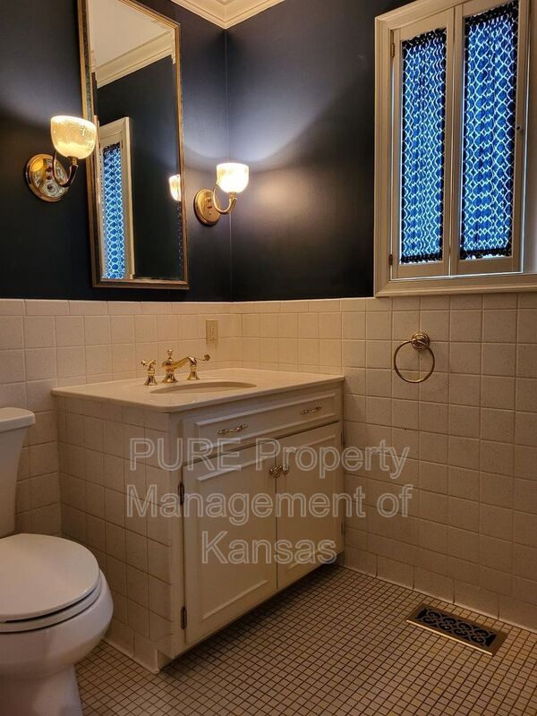 Building Photo - 1501 SW Pembroke Ln