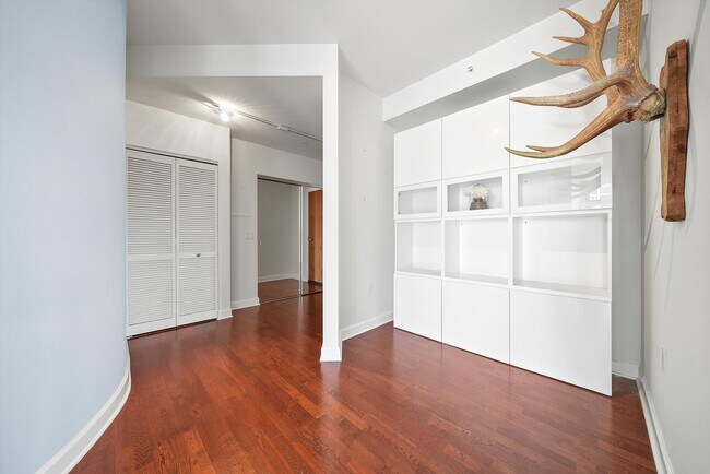 Building Photo - 1235 S Prairie Ave