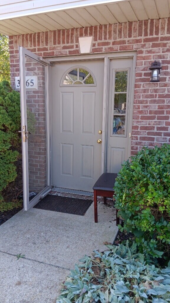 Building Photo - 3BR, 2.5BA end unit available August 1, 2025