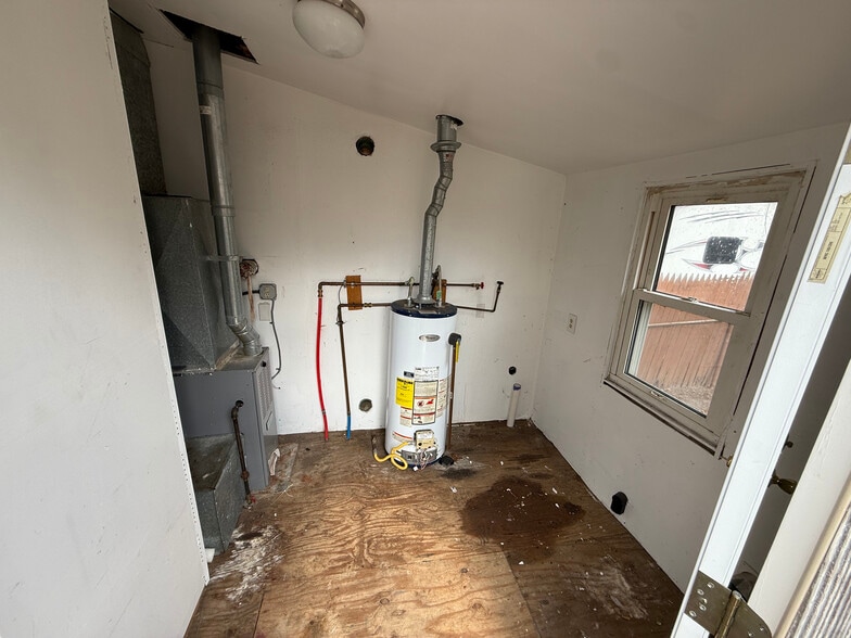 Utility room - 72 Peony St