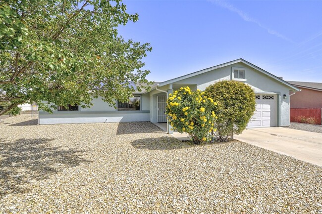 Building Photo - Home With 2 En-Suite Bedrooms in Prescott Valley