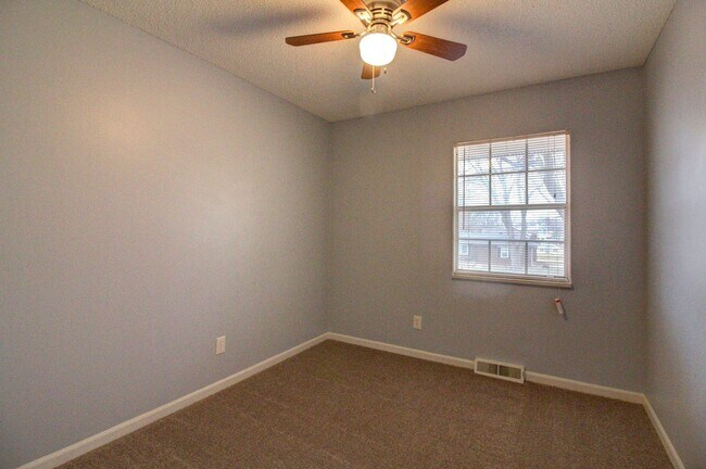 Building Photo - Charming 4 Bedroom Home!