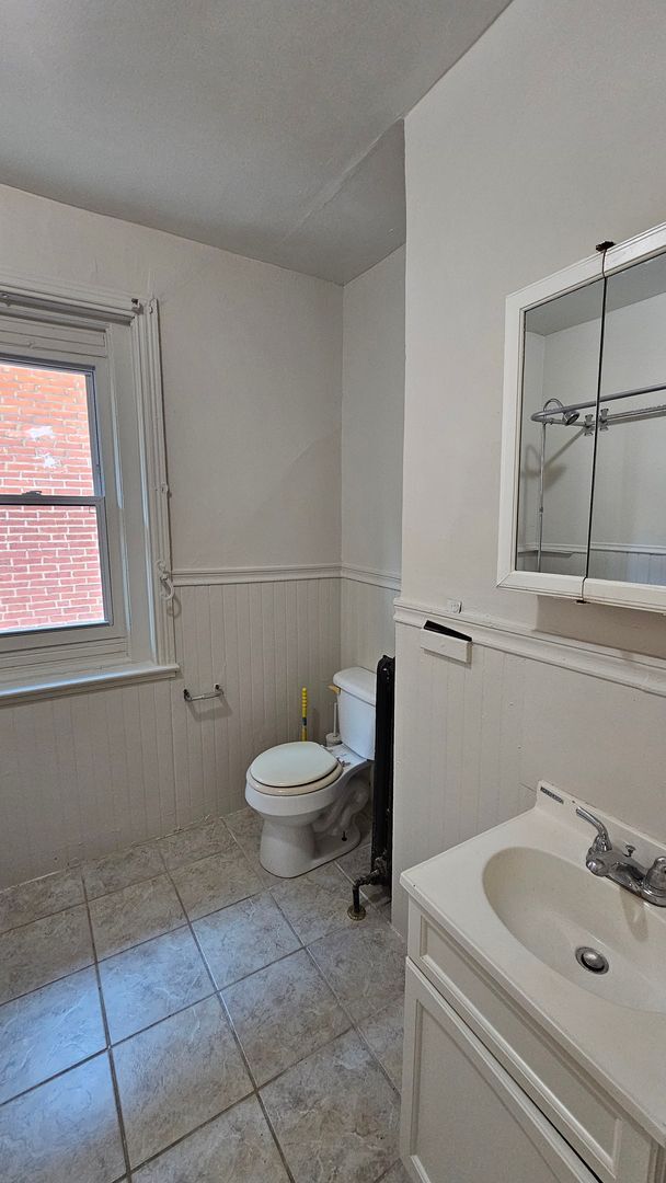 Building Photo - 322 S 43rd St