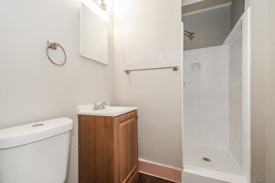 Building Photo - 4626 Castleton Dr