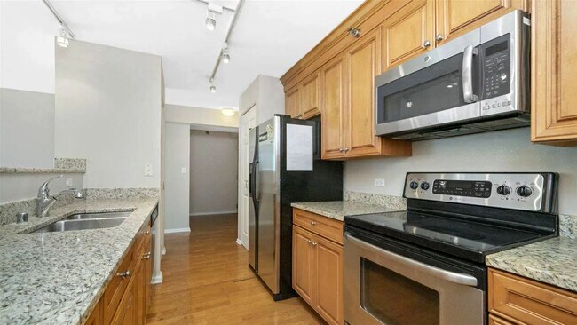 Building Photo - 345 N La Salle Dr