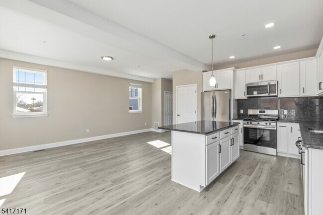 Building Photo - 156 N Auten Ave