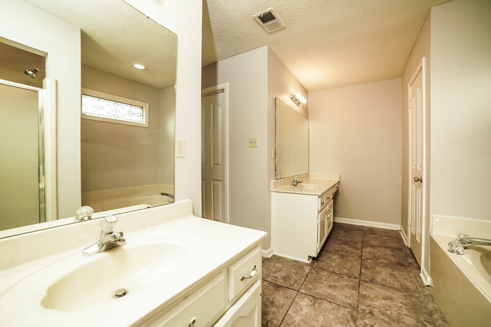Building Photo - 5618 Heather View Dr